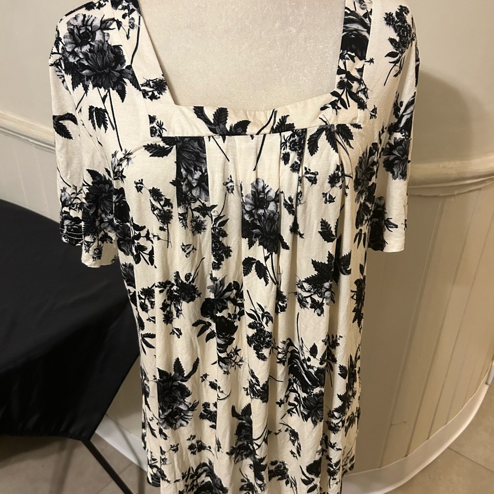 NWT Longyuan Short Sleeve Floral
Square Neck Blouse Size 2XL